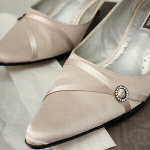 Nordstrom Kitten Heel Mystery Siz 6M Champagne Satin